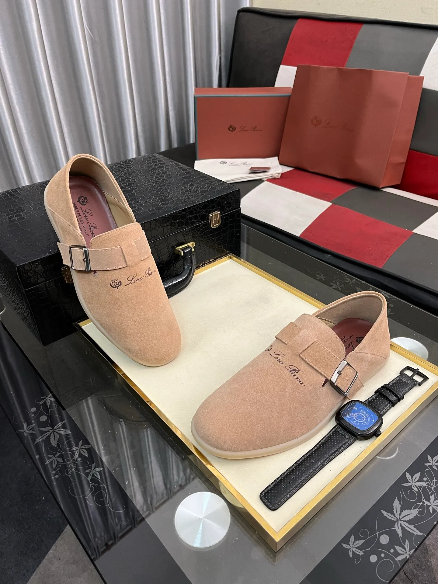 Men's men's shoes 💰458⌚️⌚️ Loro Piana's classic hot model lp top version of Pili casual shoes. It turns out that these are the casual shoes that are said to be able to walk 20,000 steps without getting tired. This pair has both good looks and feel. You will be completely lost as soon as you put it on. The minimalist design is eye-catching and durable, and it is a bonus for dressing. The soft feeling on the feet has outstanding texture, and it is very nice without abrasion on the feet. The soft and waxy soles make it easy to wear for daily use for a long time. Who can resist a pair of versatile and good-looking loafers? Don't be too elegant at all, the feel and texture of the feet are good, the key is to make the legs look longer and not tire the feet, the main thing is that it is just right!        Material: Original cowhide Lining: Original sheepskin Outsole: Original sole Size: 38-44